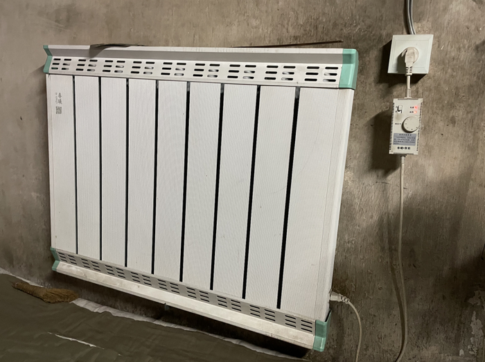 部分古城居民对记者表示，2019年当地政府为推进清洁取暖集中免费配发的电暖器散热效果不佳（总台央广记者管昕摄）