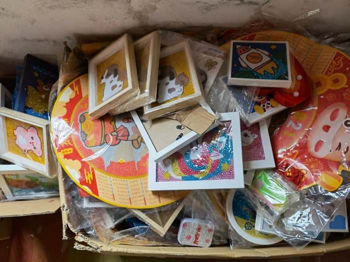 被陈冬萍堆放在租赁仓库中的钻石画