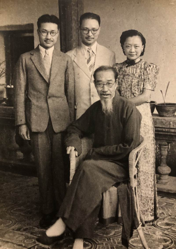 家人合照：坐者为陈蝶仙，后排从左至右，分别为陈次蝶、陈定山与其夫人张娴君