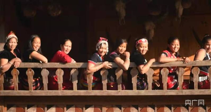 忙碌过后，咖农姐妹们聚在一起谈天说地（央广网记者 汪宁 摄）