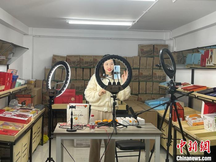 浙江一学校学生在进行带货直播。　童笑雨 摄