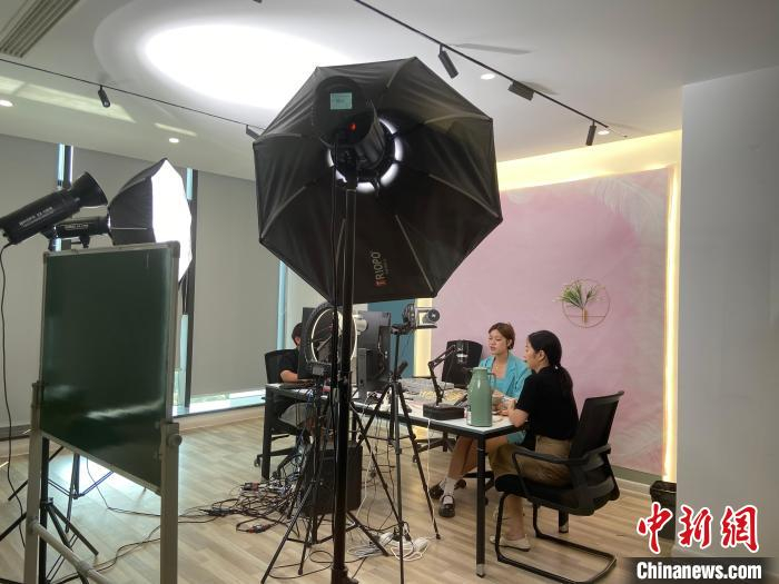 浙江某企业直播带货中。　黄慧 摄