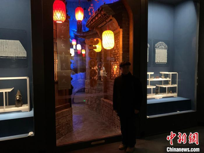 游客在沈阳博物馆体验数字化技术。　韩宏 摄