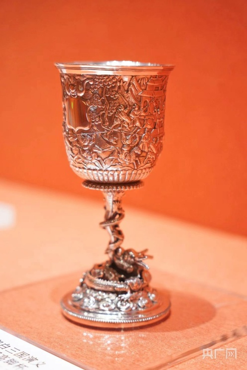 首次展出的银纹章留白三国演义人物故事图高脚杯。（央广网记者 官文清摄）