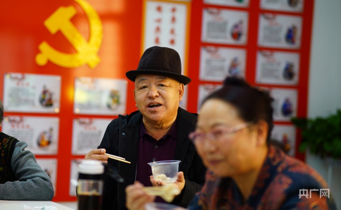 吃得很香甜（央广网记者张海东摄）