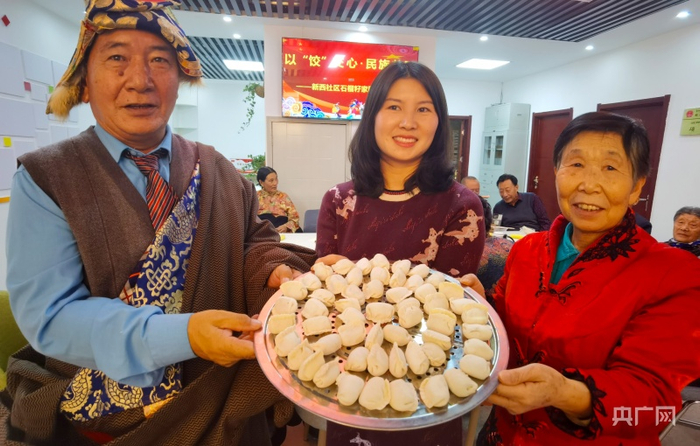 一起展示劳动成果（央广网记者张海东摄）