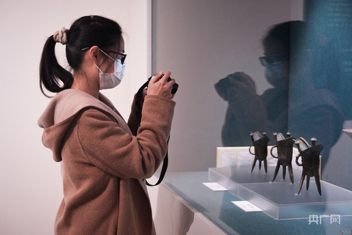 观众正在观展。（央广网记者 官文清摄）