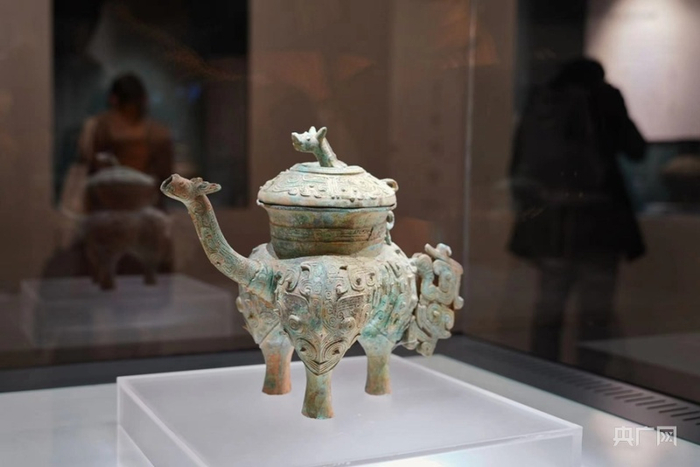 出土自广东省信宜的西周兽面纹青铜盉。（央广网记者 官文清摄）