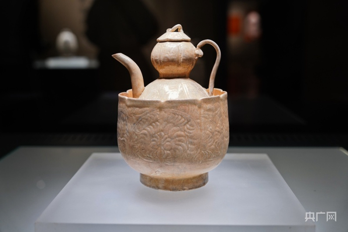 宋代景德镇窑青白釉印花葫芦形注子碗。（央广网记者 官文清摄）