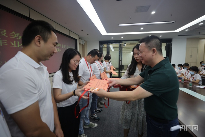 开发区向50名人才服务联络员颁发聘书（央广网发 泉州经济技术开发区供图）