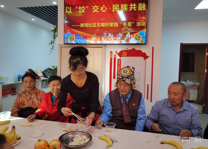 虎台街道新西社区党委书记、主任程丽茹忙着照顾老人们（央广网记者张海东摄）