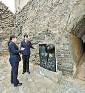 今年10月,陕西省府谷县检察院检察官来到镇羌堡长城遗址,对检察建议落实整改情况跟进监督。检察日报全媒体记者闫昭摄