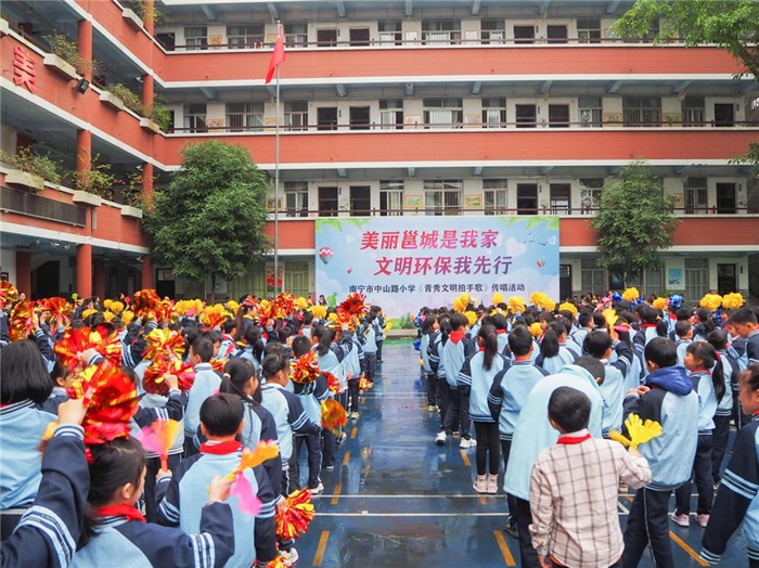 南宁市中山路小学学生齐唱《青秀文明拍手歌》（央广网发 杨艳摄）