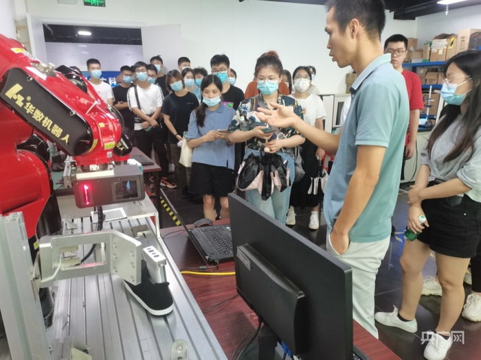   “扬帆计划”青年大学生参观科研平台活动（央广网发 泉州经济技术开发区供图）