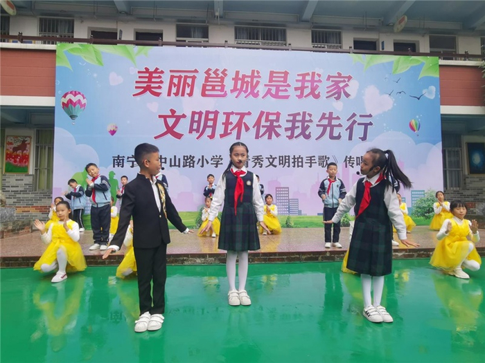 南宁市中山路小学学生齐唱《青秀文明拍手歌》（央广网发 杨艳摄）
