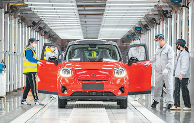 近年来，新能源汽车发展势头迅猛。图为浙江省金华市一家汽车有限公司总装车间内，员工在有序进行汽车报交下线。胡肖飞摄（人民视觉）