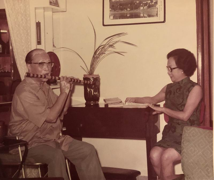 陈定山吹笛，旁为二夫人十云女士