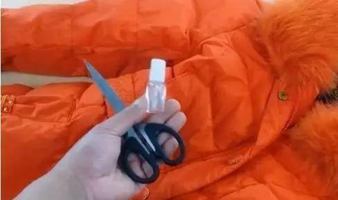 如何才能买到不太钻绒的羽绒服?钻绒了怎么解决?答案全都在这里|面料|静电|鹅绒|羽毛|缝线_新浪新闻