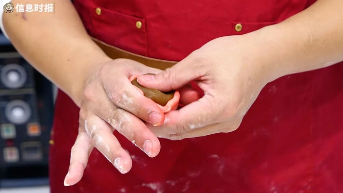 有经验的师傅能做出皮薄馅靓的嫁女饼。