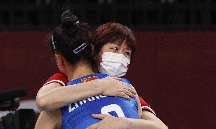 张常宁术后首次公开亮相穿中国女排外套一细节让郎平担忧