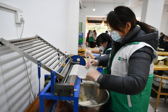 　　12月21日，热心市民在王菊面馆内制作凉皮。新华社记者 张博文 摄