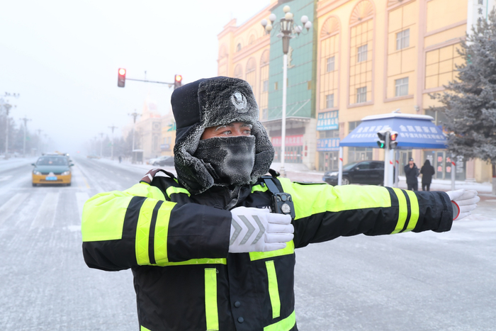 交警由于长时间在户外工作，脸上已经挂满了冰霜。漠河市委宣传部 供图