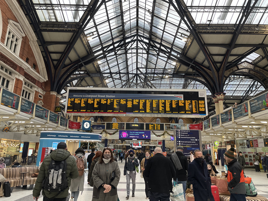    繁忙的伦敦利物浦街车站。 张岚心/摄