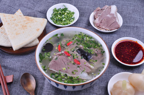 （图为西安羊肉泡馍）