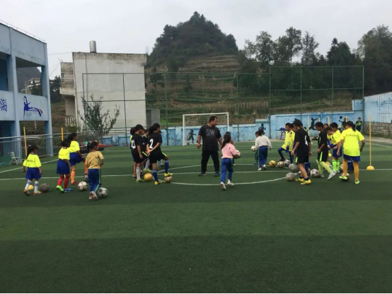 ▲徐召伟带领元宝小学的学生进行足球训练