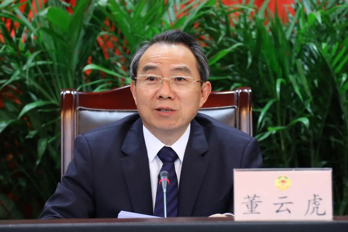 董云虎指出，2021年是党和国家历史上具有里程碑意义的一年。面对错综复杂的国际国内形势，艰巨繁重的改革发展任务，在中共上海市委坚强领导下，市政府深入贯彻习近平总书记考察上海重要讲话精神和对上海工作重要指示要求，立足新发展阶段，贯彻新发展理念，服务构建新发展格局，统筹疫情防控和经济社会发展，坚持以高水平改革开放推进高质量发展、创造高品质生活、实现高效能治理，推动经济社会持续健康发展，实现了“十四五”良好开局。一年来，市政协紧紧围绕国家重大战略和全市重点任务的实施推进，坚持建言资政和凝聚共识双向发力，找准政策供给和政策需求的结合点，助力市委市政府重大部署落地落实，充分彰显了专门协商机构的独特优势和制度价值。新的一年，市政协将聚焦实施国家重大战略任务、强化“四大功能”、深化“五个中心”建设、发展“五型经济”等重大问题，深入协商集中议政，强化监督助推落实，为上海加快建设具有世界影响力的社会主义现代化国际大都市作出新的贡献。