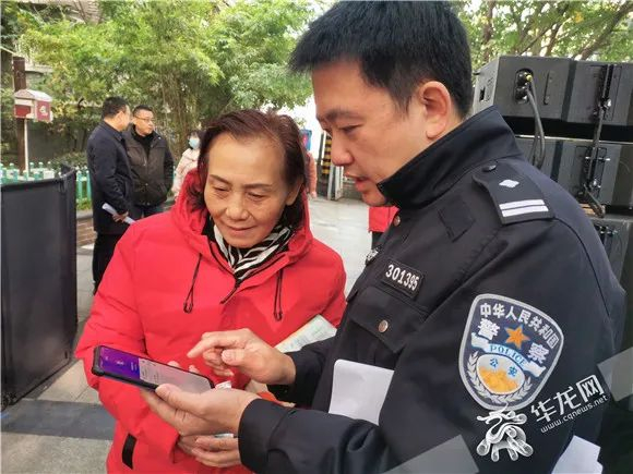 民警现场教沈婆婆下载“国家反诈中心”APP