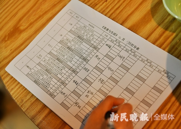 图说：评委给学生作品打分