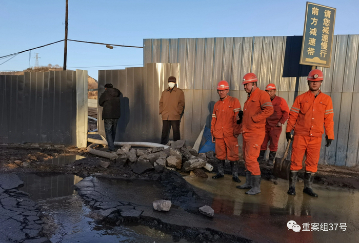 20日，矿山救护队对透水矿井进行排水，方便调查组下井实勘盗采现场。新京报记者&nbsp; 李英强 摄