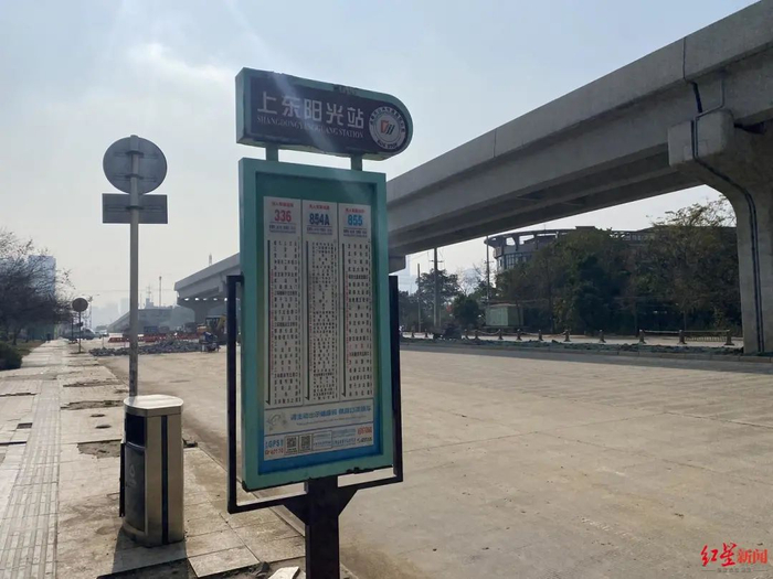 ▲洪河立交桥附近的公交站