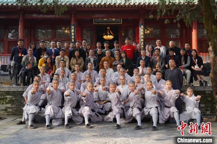 图为少林寺武僧与华裔杰青合影。　阚力 摄