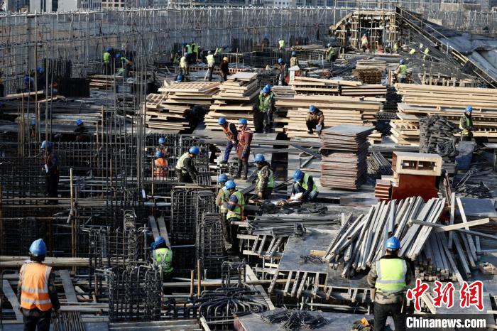 图为北京工人体育场改造复建现场。　中新社记者 富田 摄