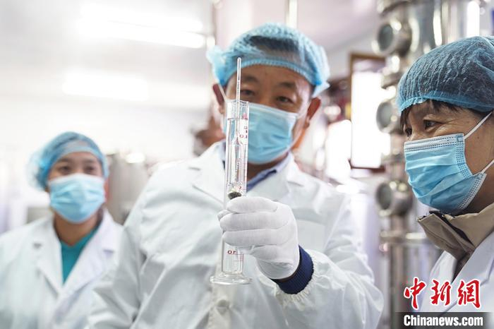 企业技术人员在检测新酿枣酒的酒精度。　李秀芹 摄