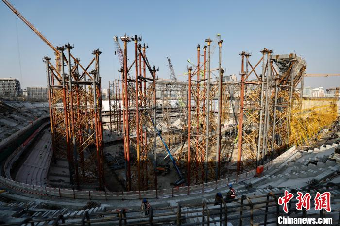 图为北京工人体育场改造复建现场。　中新社记者 富田 摄