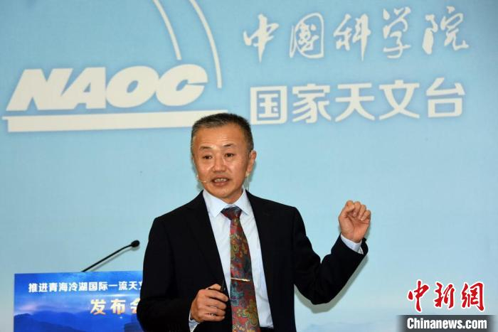中科院国家天文台冷湖基地首席研究员邓李才介绍冷湖选址相关情况。　中新社记者  孙自法 摄