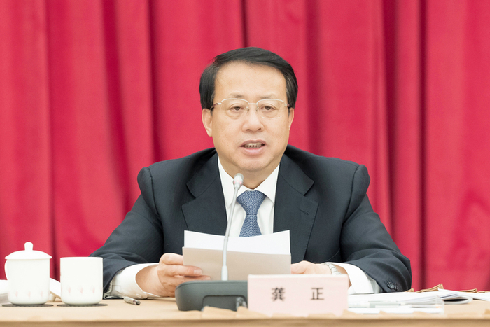 龚正指出，要全力抓好明年开局工作，“稳”字当头，“早”字挺前，“实”字为要，全力做好明年一季度稳增长工作，尽量把各项工作往前赶，用硬措施完成硬任务。要科学精准做好疫情防控工作，因时因势优化防控政策，追求更快速、更精准，把对城市运行和群众生产生活的影响降到最低。要守牢城市安全底线，从严从细压实安全责任，全面排查整治安全隐患，确保城市安全有序运行。要扎实做好市场保供稳价工作，有效保障困难群众基本生活。要服务和参加好市“两会”。两节期间，要继续绷紧财经纪律这根弦，深入贯彻中央八项规定精神，坚持节用裕民，把有限的资金用在推进发展、为民服务上。