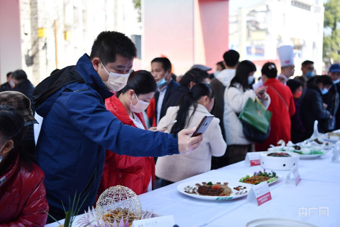 现场人声鼎沸、热闹非凡（央广网发 胡斐 摄）
