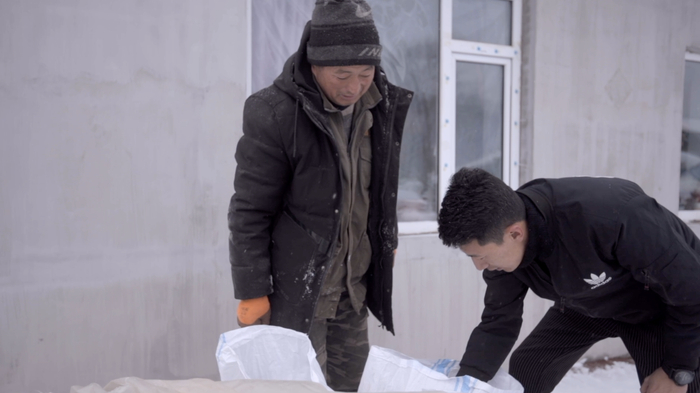 李天宇在当地农民家收购粮食。