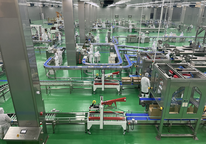 牛羊肉无菌生产车间，分切、分拣、分装全部自动化。程璐摄