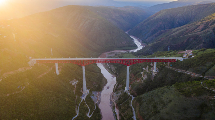 元江双线特大桥一景（无人机照片）。新华社记者 胡超 摄