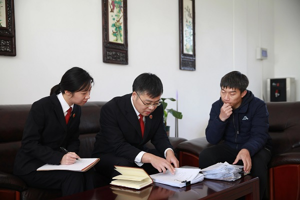 办案检察官讨论案件。 