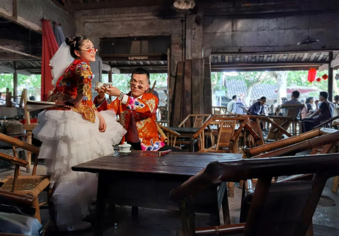 传统与时尚在彭镇老茶馆实现了完美融合。王磊 摄