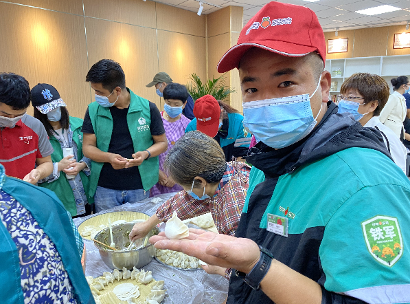 外卖快递小哥和丰台居民包饺子。本报记者 刘平摄