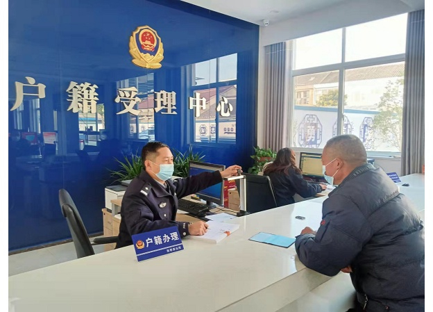 户籍民警王海军为人在境外的辖区居民办理身份证换领业务（央广网发 通讯员供图）
