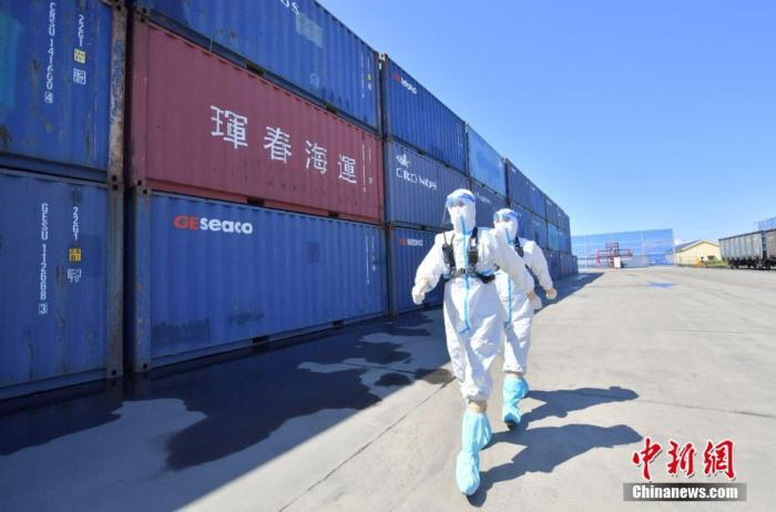 　　资料图：执勤民警在吉林省唯一对俄铁路口岸珲春铁路口岸巡逻。疫情期间，珲春出入境边防检查站通过多重举措，保障国际货运班列快速通关。中新社记者 张瑶 摄