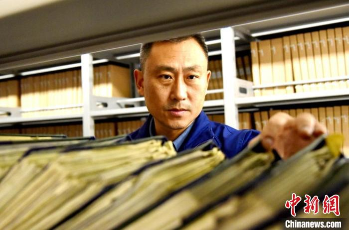 单增海沉浸在档案库房中查找原始生产资料。　朱志庚 摄